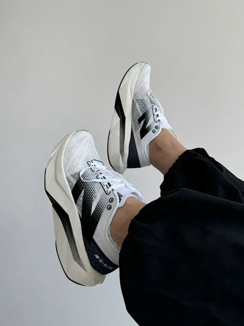 Tênis New Balance Fuelcell Supercomp Elite V4 White Black