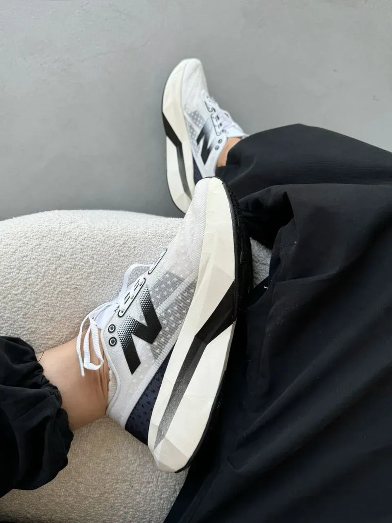 Tênis New Balance Fuelcell Supercomp Elite V4 White Black
