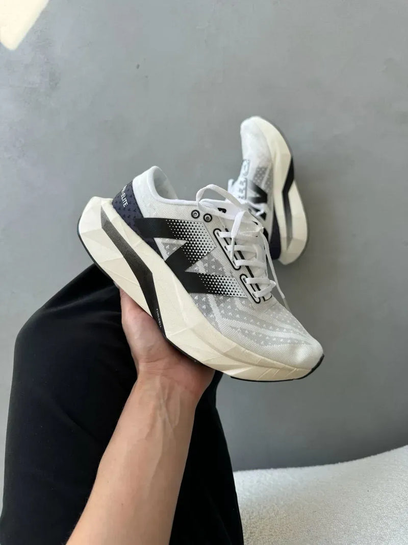 Tênis New Balance Fuelcell Supercomp Elite V4 White Black